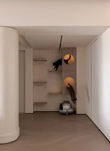 簡約廚房採用白色層壓板櫥櫃與檯面，搭配不鏽鋼家電及白色大理石吧台