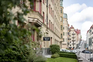 都市街景，呈現以磚塊建造的建築物