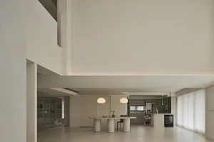 現代極簡風格的廚房與餐廳區域，採用混凝土、石材與玻璃材質