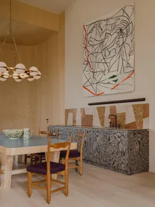 Modern kitchen featuring wood and marble finishes.
