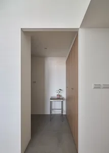 Modern minimalist interior design featuring a concrete floor and minimalist furniture.