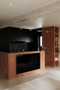 Modern minimalist kitchen with black cabinets, brick wall, and concrete ceiling梁和地板