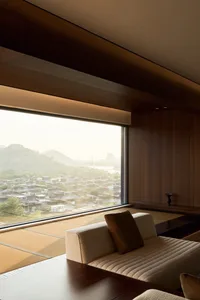 簡約風格的客廳，融入木質元素，並享有寧靜的戶外景觀。