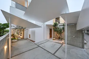 現代簡約露台區域，採用混凝土地板搭配白色建築元素。
