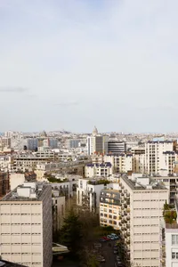 俯瞰城市景觀，呈現現代混凝土建築與都市規劃。