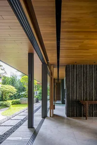 Modern entrance hall with natural stone and concrete materials