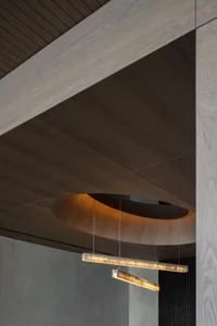 簡約室內空間，搭配現代家具與木質元素。