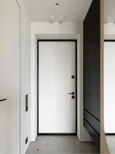 簡約玄關，黑框白門搭配瓷磚地板。