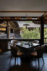 現代餐廳室內，搭配石材餐桌與白色餐椅。