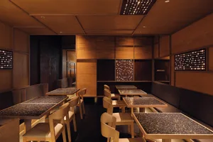 現代餐廳室內，搭配木質餐桌與水磨石地板。