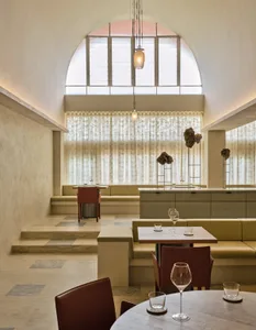 A modern restaurant interior with modern materials and furnishings.