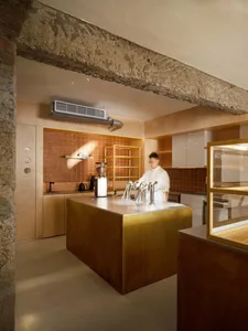 現代簡約風格廚房室內，搭配木質檯面與工業風燈具。