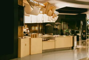 現代零售咖啡廳內部，木質家具搭配混凝土地板