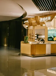 現代餐廳室內採用木質元素，呈現簡約美學。