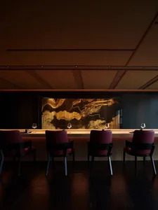 現代餐廳吧台，搭配木製桌椅與大理石檯面。