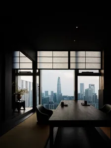 現代都會餐廳室內，享有城市景觀視野。