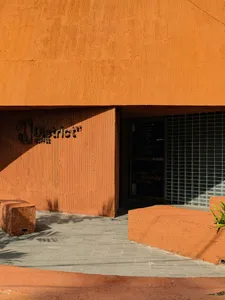 A brick and concrete exterior of a coffee shop with the words "Distrikt Coffee" displayed.