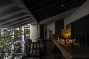 現代茶館室內，展現木質家具與傳統茶具。
