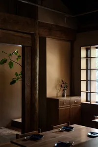 木質餐廳採用傳統日式美學，搭配自然光窗戶與極簡裝飾。
