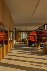 現代工業風活動空間，展示一輛紅色復古卡車，車身印有 Coopers Ale 品牌標誌。