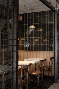 現代餐廳室內空間，搭配黑瓷磚與木質家具。