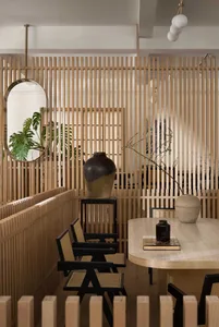 現代餐廳室內設計，展現木質牆面與家具。