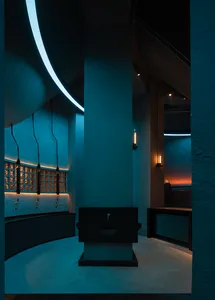一間極簡衛浴，配備流線現代的混凝土設備與配件。