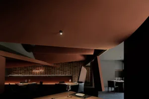 現代餐廳室內空間，搭配磚牆與黑色家具。