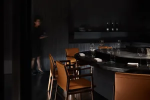 時尚現代餐廳內裝，搭配深色木質與皮革元素。
