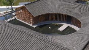 一座現代住宅建築，外牆採用木質建材，搭配圓形泳池，池邊有階梯可供下水，周圍環繞綠意植栽