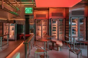 現代金屬餐廳吧台，帶有工業設計元素