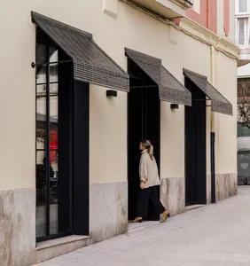 一間位於街道上的現代零售店面，擁有混凝土外觀。
