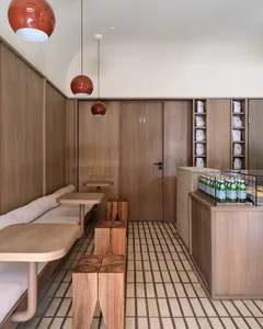 現代零售空間內設有木質元素與咖啡店吧台。