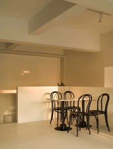 一张现代简约风格的室内家具摆放图片