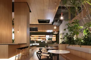 現代餐廳咖啡廳內裝，採用木質材料並搭配植物