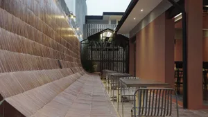現代咖啡店外觀，特色為磚牆與金屬欄杆。