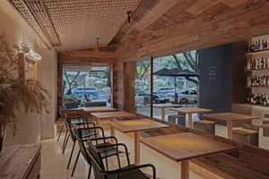 現代餐廳室內，搭配木質與金屬桌椅