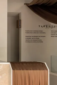 現代辦公空間，設有大理石吧台與室內設計元素。