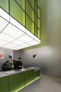 現代零售空間內的金屬櫃檯，展現俐落工業設計元素。