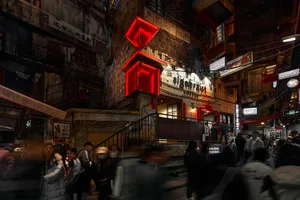 繁忙的都市街景，展現磚牆與金屬建築。