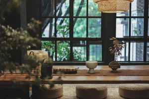 現代工業風茶室，搭配木質家具、盆栽與茶具。