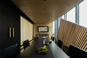 簡約餐廳室內設計，融入木質元素與黑色家具