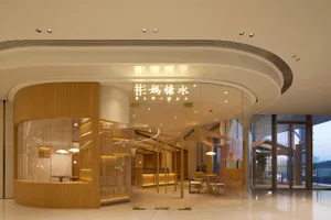 現代餐廳入口，懸掛大型木質招牌。