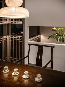 寧靜的茶室場景，搭配木質家具與陶瓷茶杯。