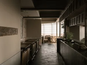 現代餐廳室內，搭配木質餐椅與混凝土地板。