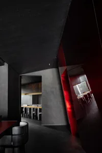 當代餐廳室內採用極簡設計，搭配混凝土與玻璃材質。