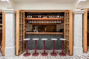 Industrial-style bar with wooden materials and a rustic atmosphere