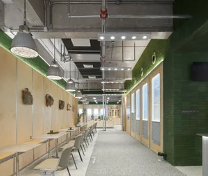 工業風咖啡廳室內，採用混凝土與金屬設計元素，並排列座椅供客人使用。