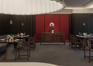 現代餐廳室內設計，深色木質牆面搭配背牆醒目的紅色面板。空間採用俐落的木質