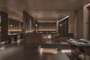 現代餐廳室內，木質特色搭配石材點綴